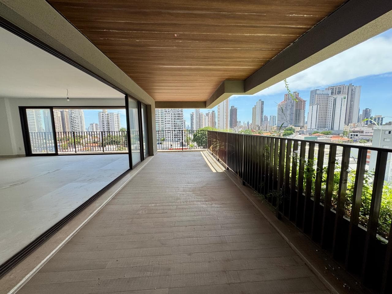 Deck 23 by Opus: 245m² de Sofisticação e Natureza de Frente para a Praça T-23