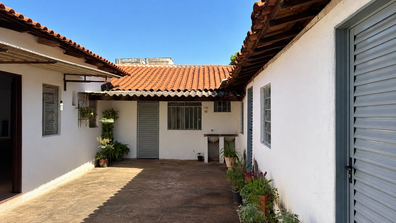 Casa com 6 quartos e barracão nos fundos à venda no Setor Campinas