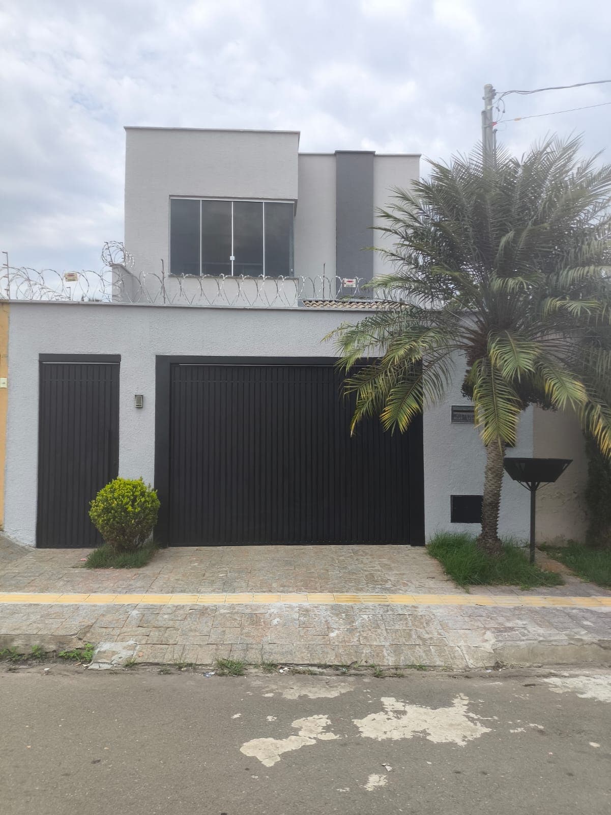Casa sobrado semimobiliado 03 suítes à venda no Residencial Vereda dos Buritis