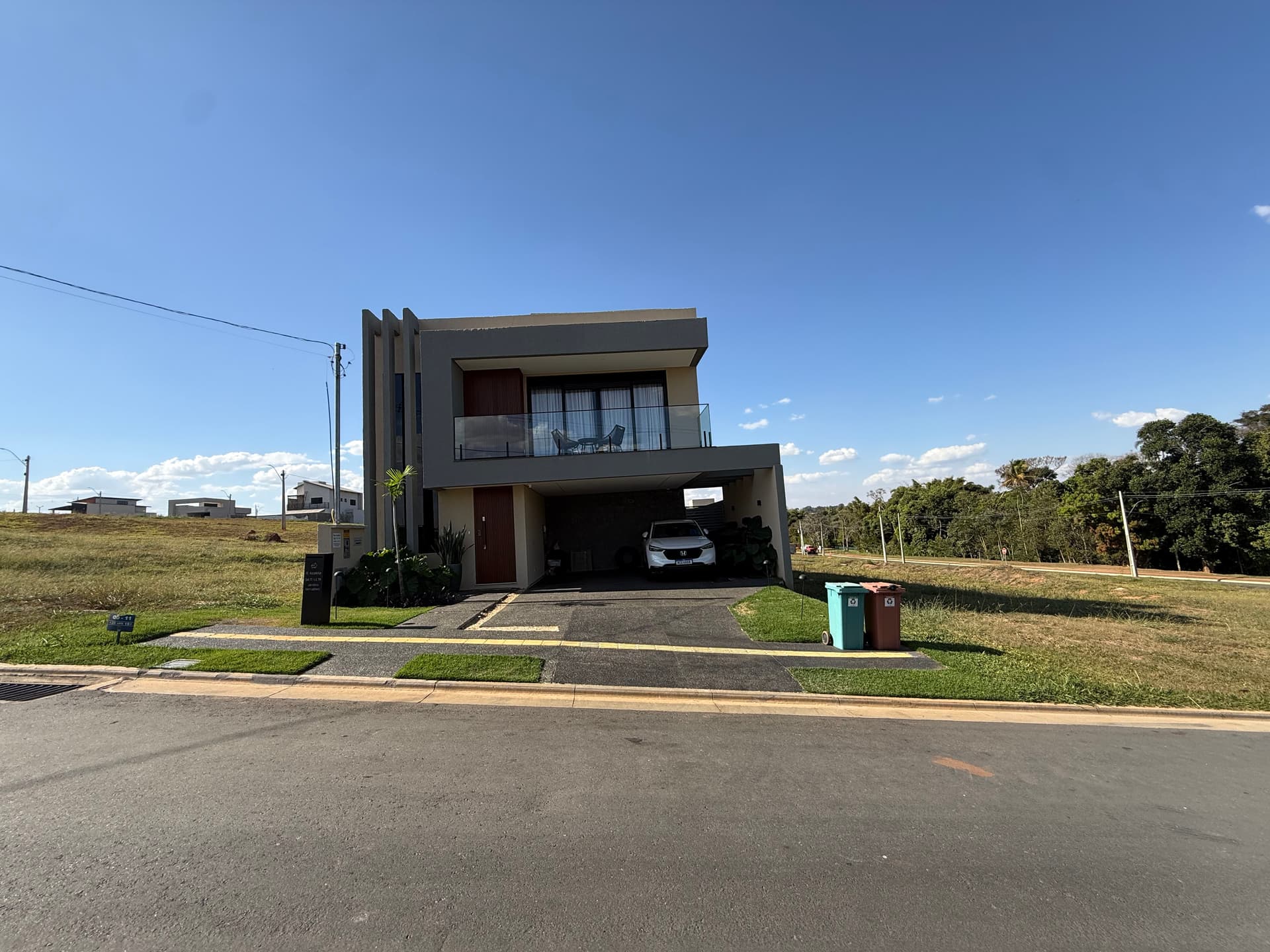 Casa mobiliada de alto padrão com 3 suítes à venda no Jardins Versalhes