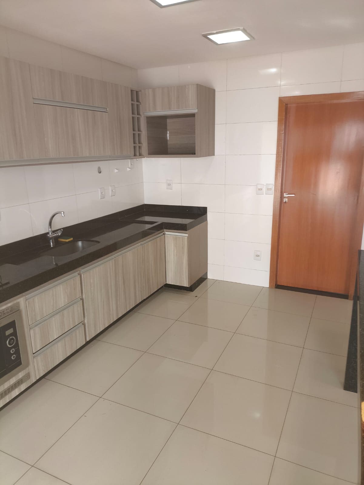 Casa sobrado semimobiliado 03 suítes à venda no Residencial Vereda dos Buritis
