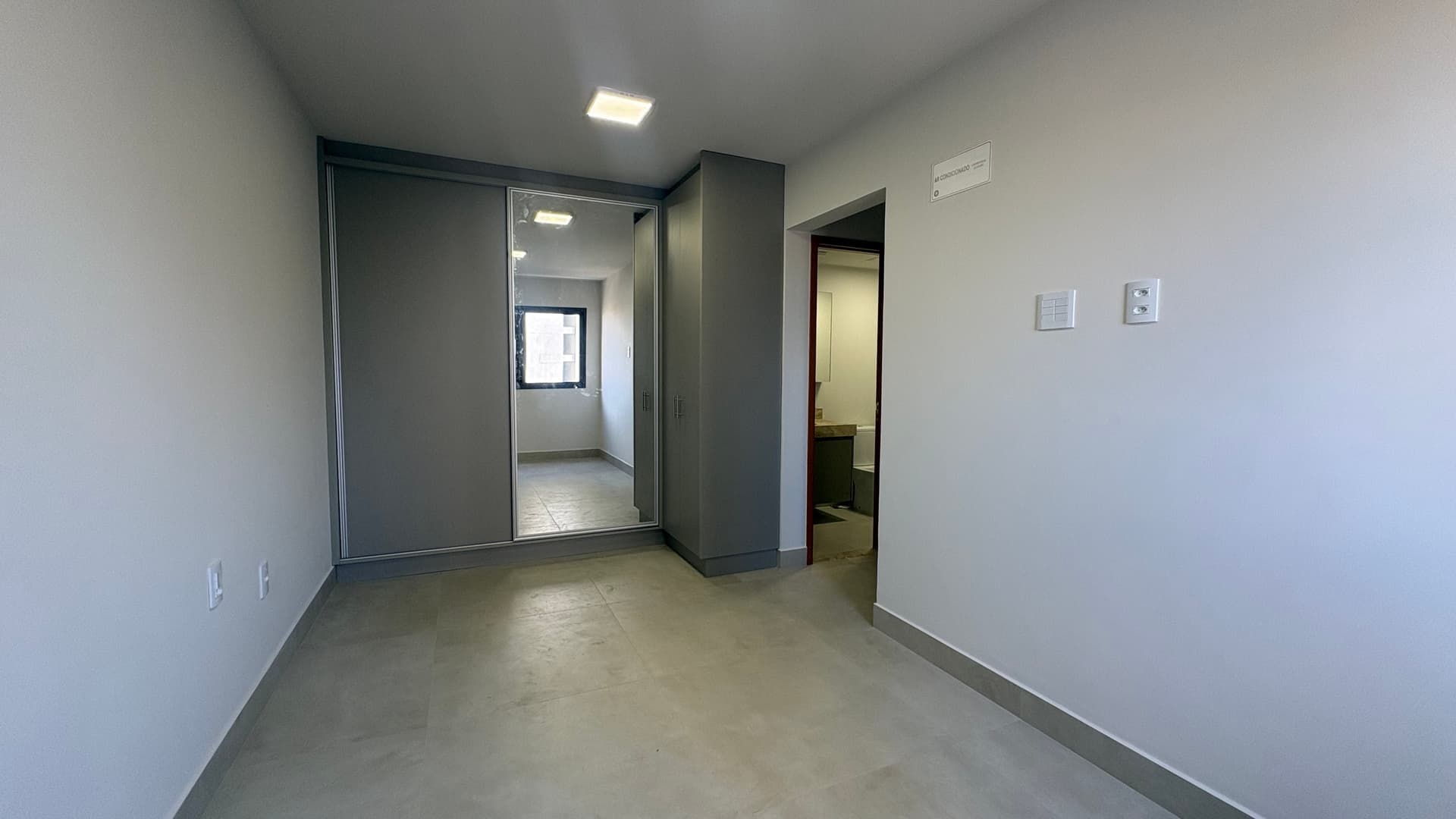 Apartamento semimobiliado à venda com 2 suítes no Setor Pedro Ludovico