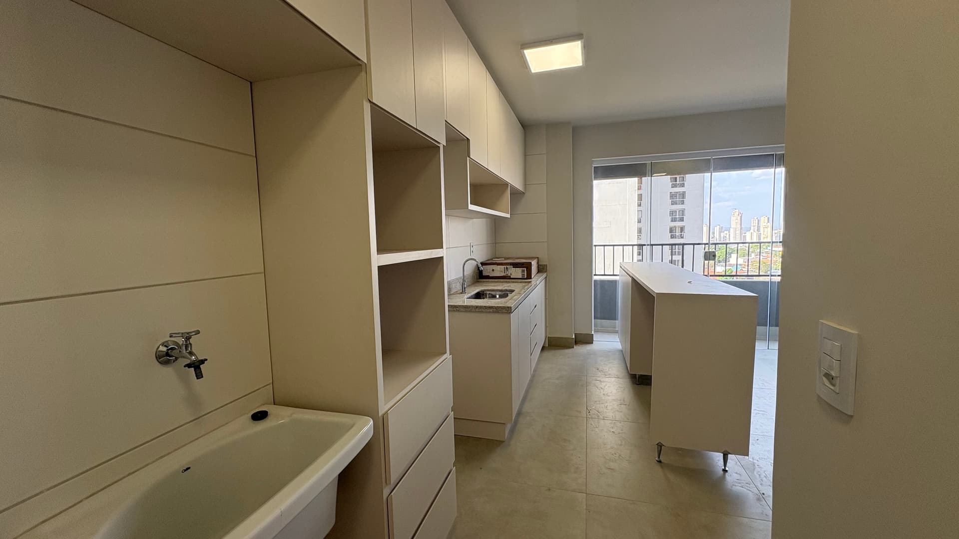Apartamento semimobiliado à venda com 2 suítes no Setor Pedro Ludovico