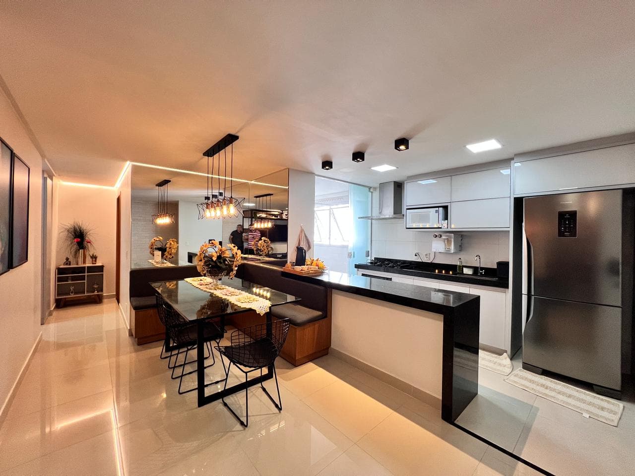 Apartamento 1 suíte semimobilliado à venda no Residencial Araujoville em frente ao AnaShopping