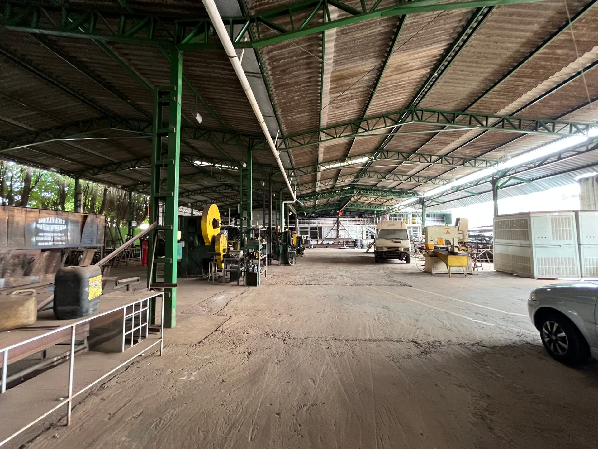 Galpão Comercial e Industrial de Grande Porte à Venda no Setor Castelo Branco