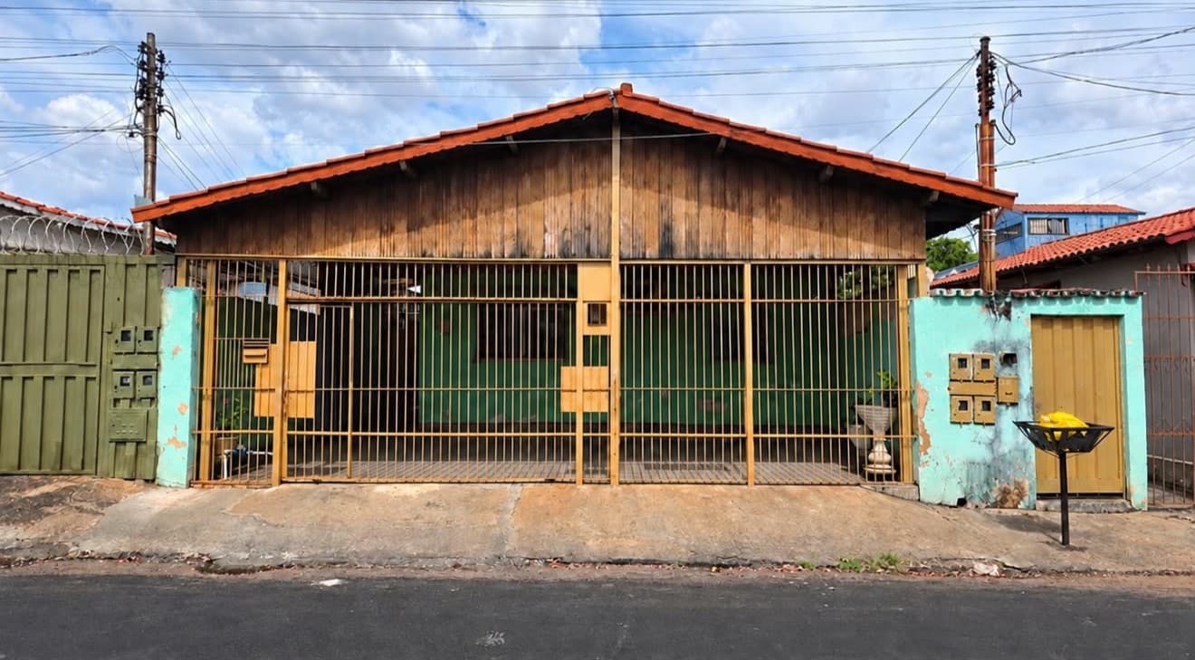 Casa com 6 quartos e barracão nos fundos à venda no Setor Campinas