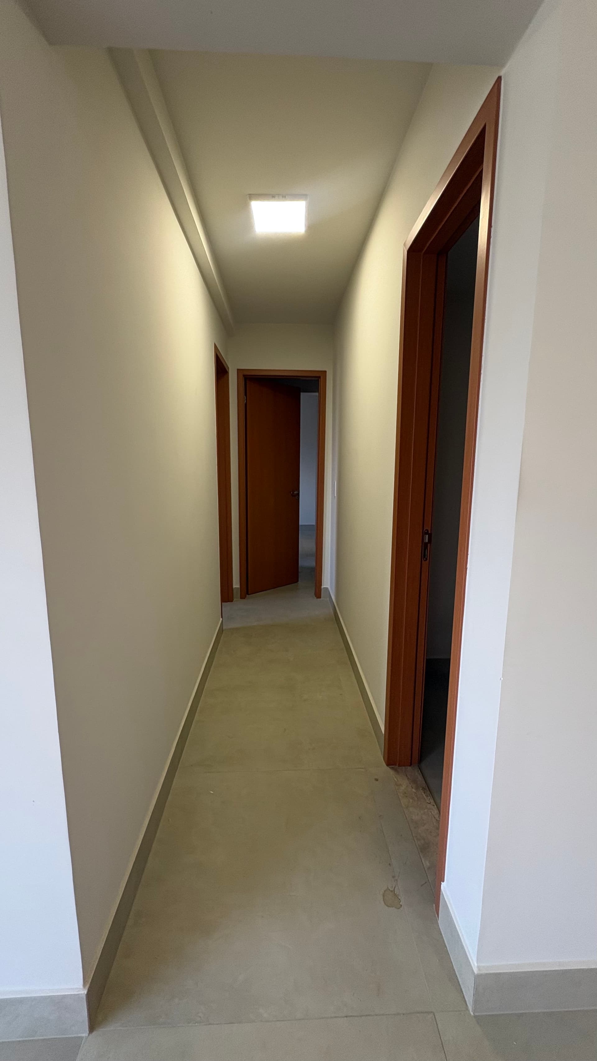Apartamento semimobiliado à venda com 2 suítes no Setor Pedro Ludovico