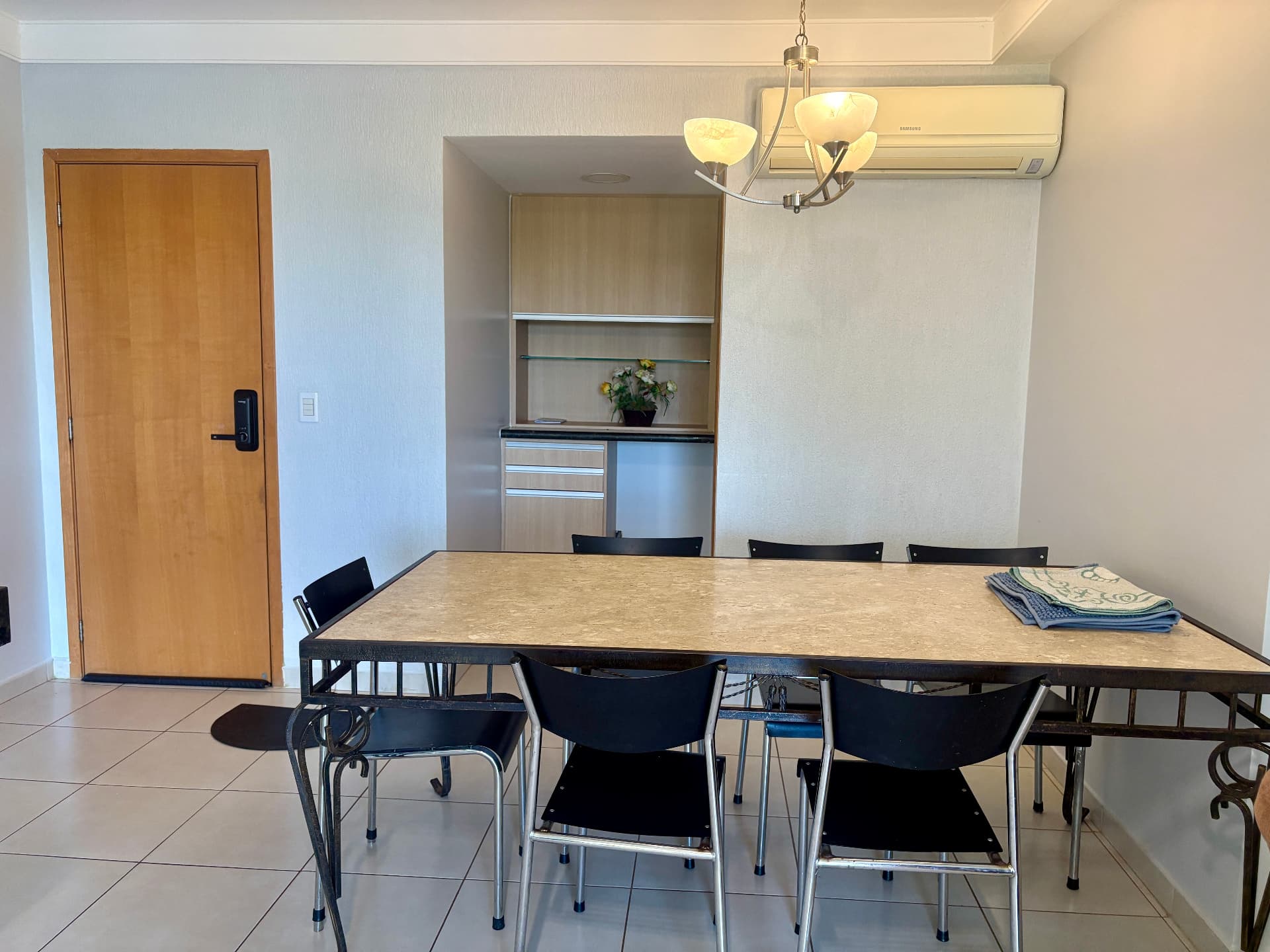 Apartamento mobiliado à venda com 1 suíte no Goiânia 2