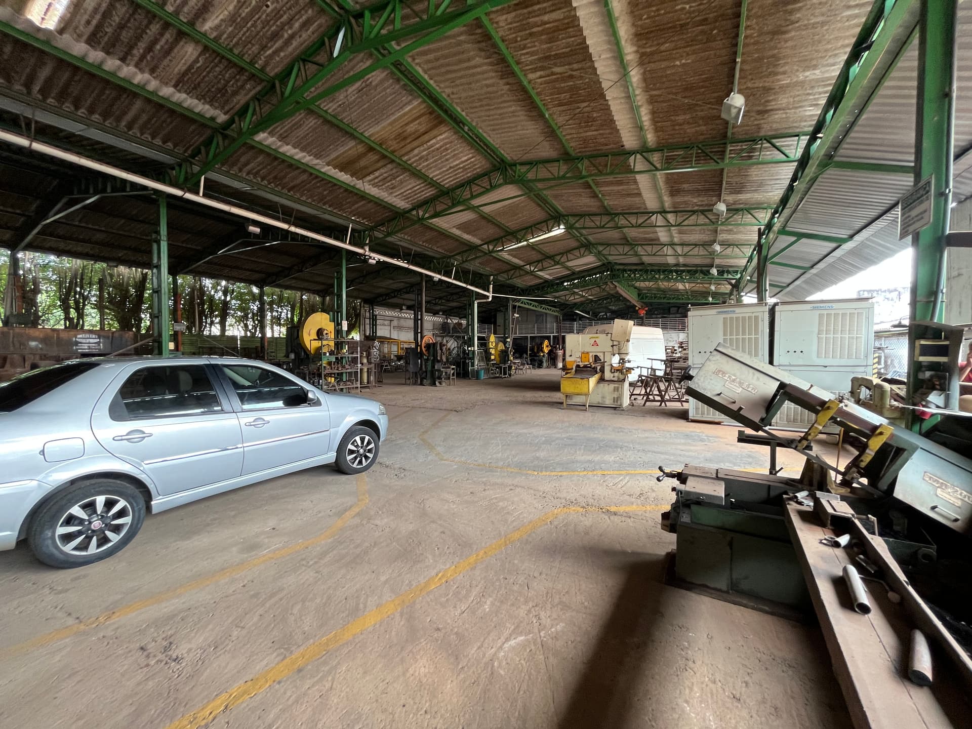 Galpão Comercial e Industrial de Grande Porte à Venda no Setor Castelo Branco