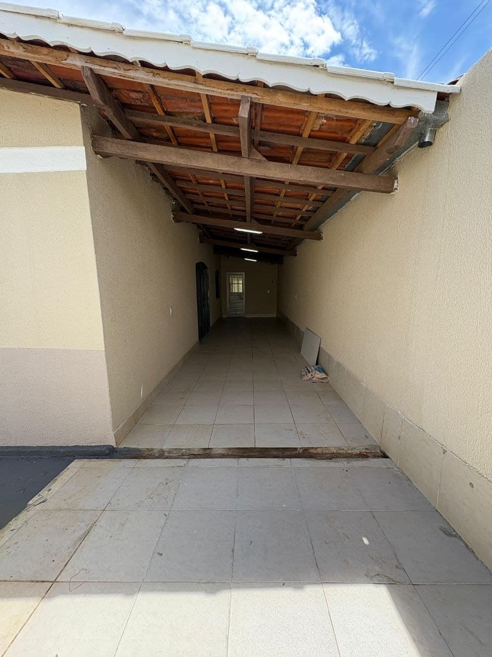 Casa no setor Jardim Presidente - lote inteiro
