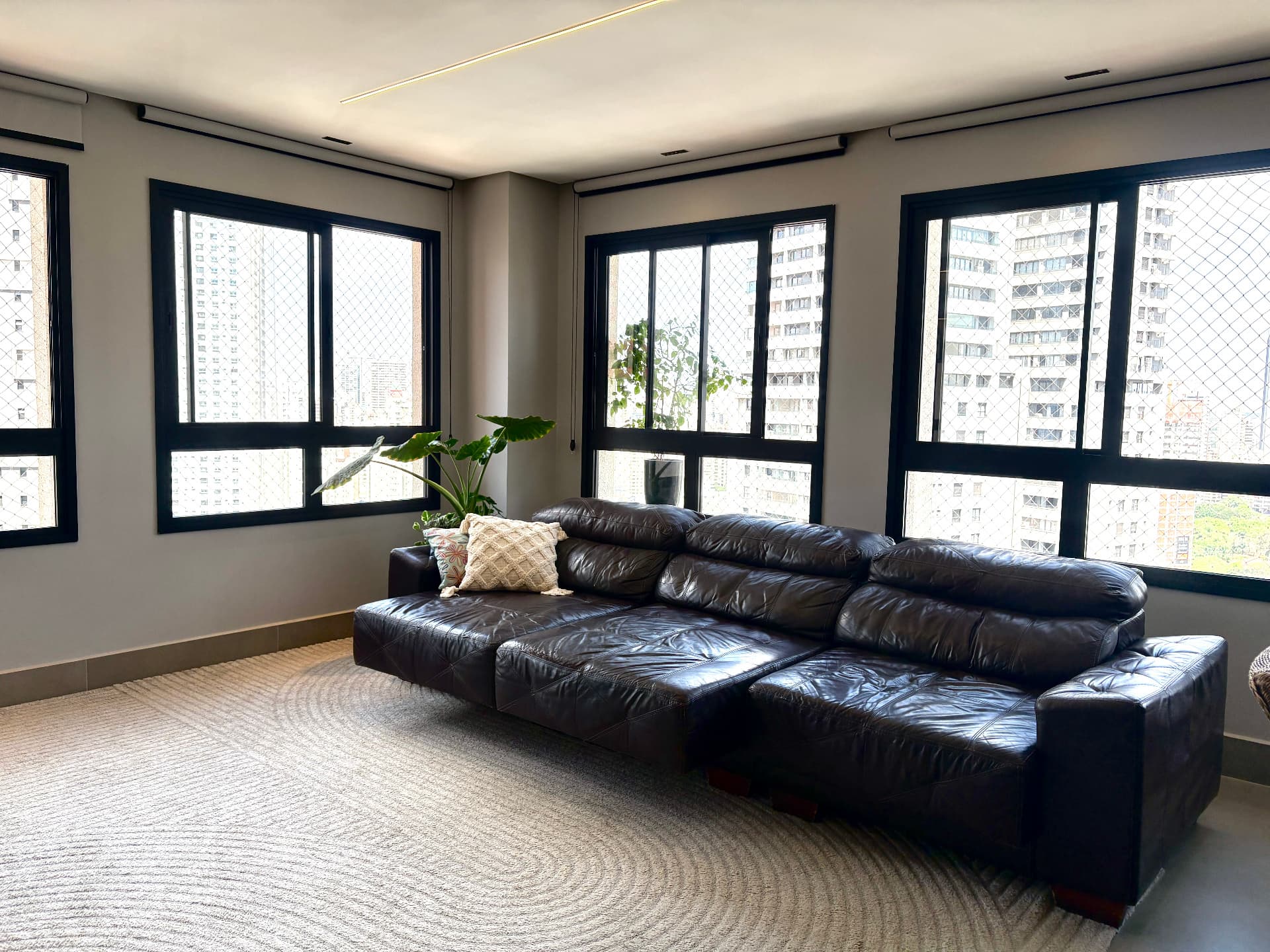Apartamento 3 suítes mobiliado à venda no Setor Bueno