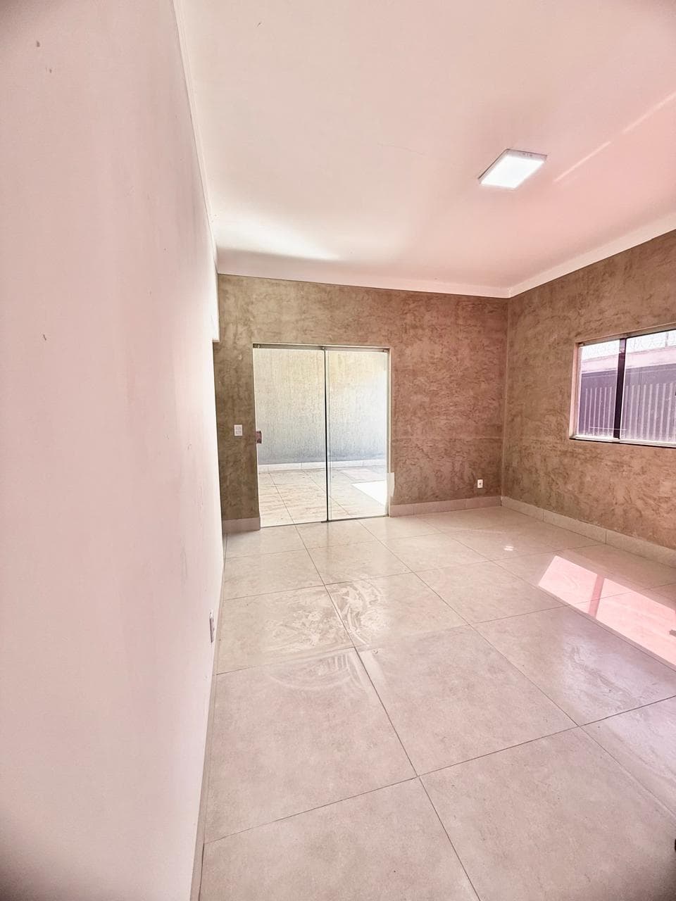 CASA TÉRREA NO SETOR FAIÇALVILLE | 3 QUARTOS (1 SUÍTE) COM JACUZZI