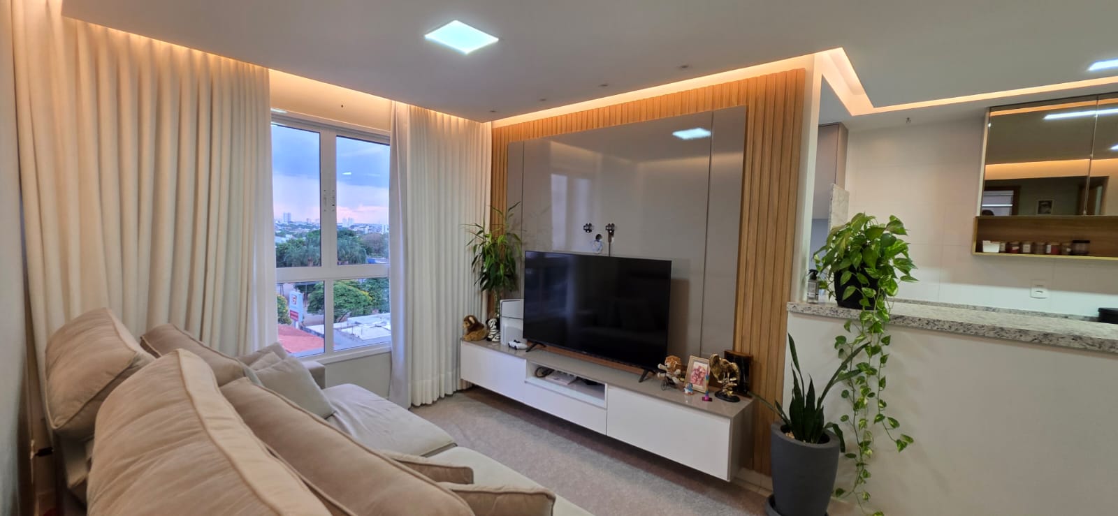 Apartamento mobiliado à venda com 2 quartos e 1 suíte no Setor Bueno