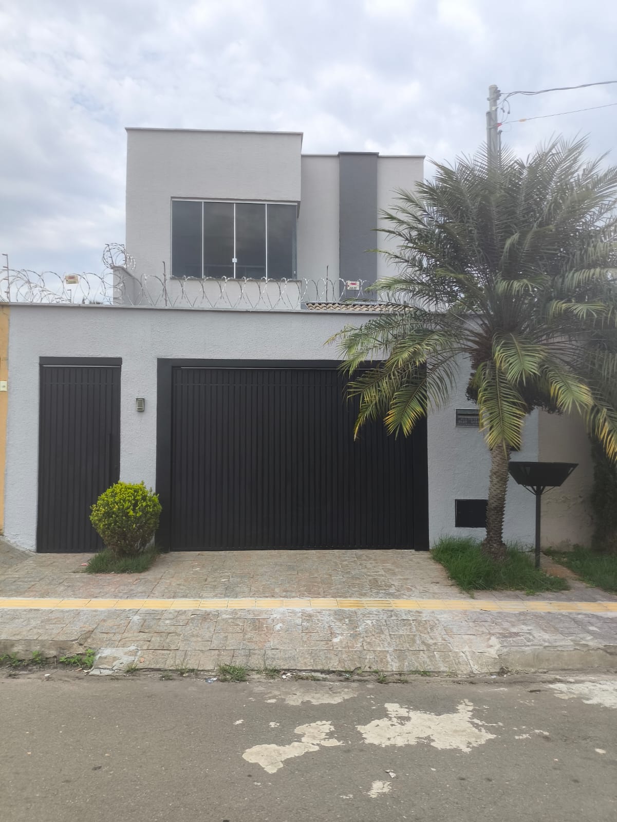 Casa sobrado semimobiliado 03 suítes à venda no Residencial Vereda dos Buritis
