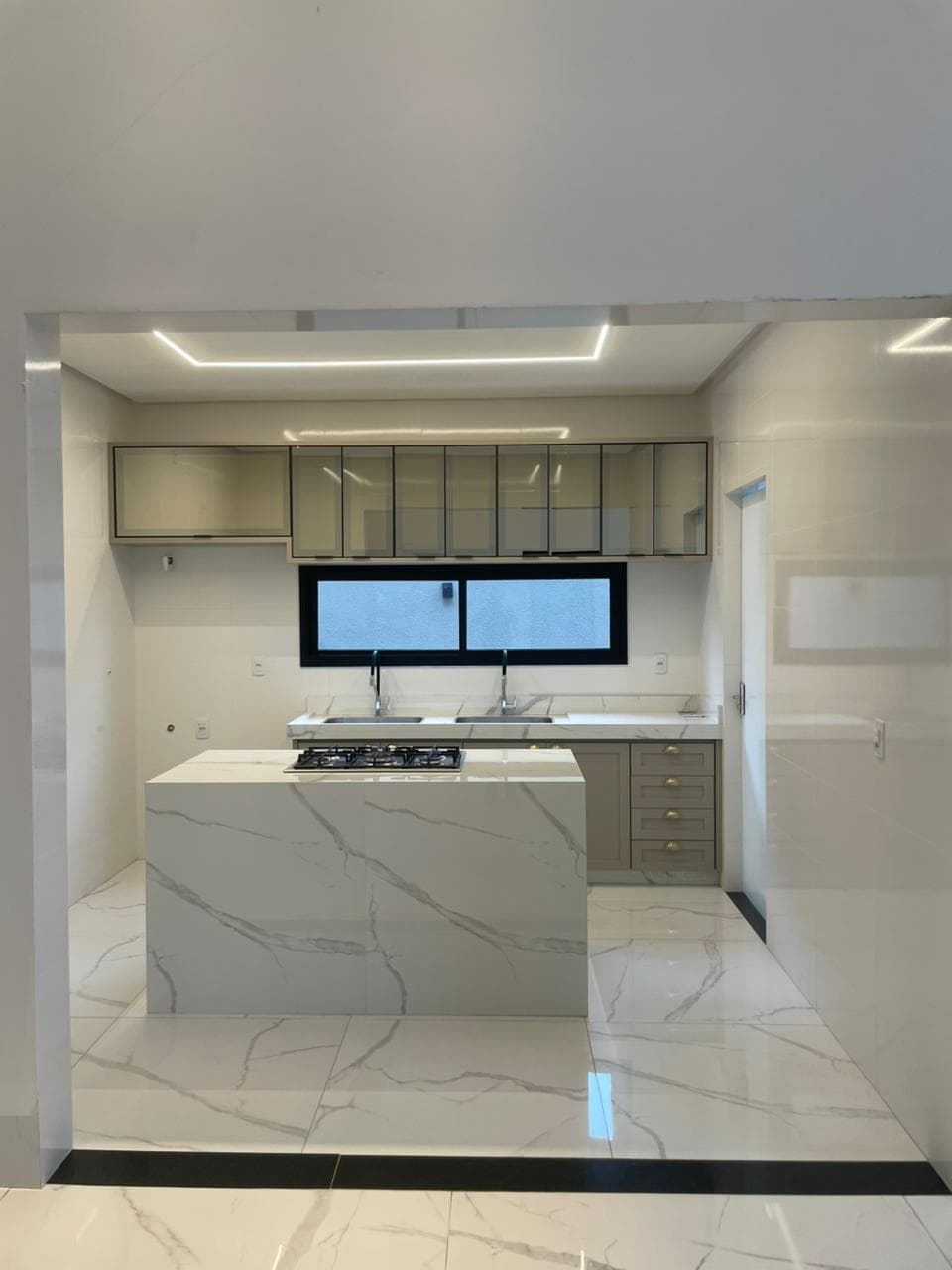 Casa Térrea à venda com 4 suítes no Condomínio Portal Do Sol Garden