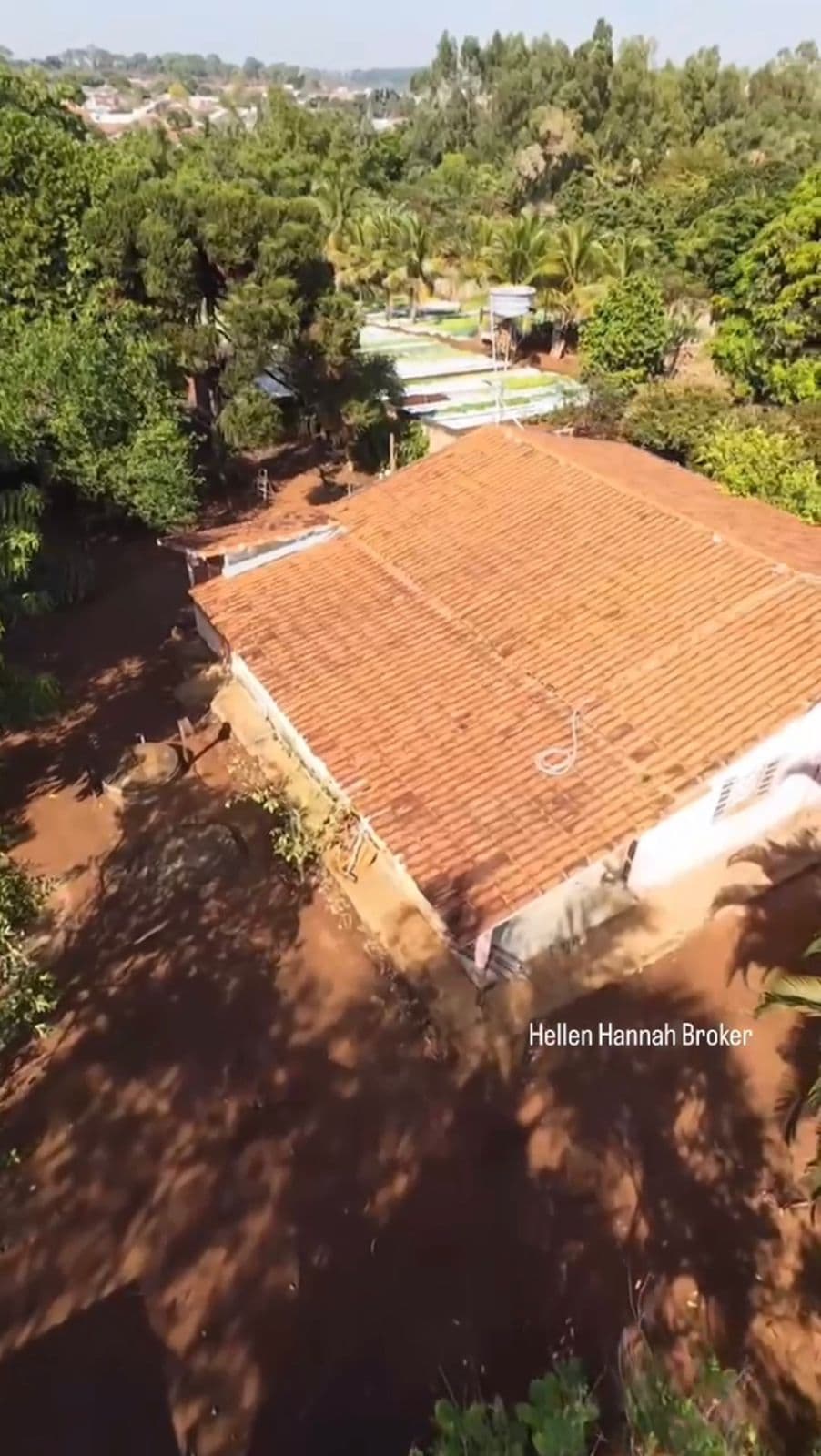 VENDE-SE CHÁCARA / ÁREA URBANA COM CASA – LOCALIZAÇÃO ESTRATÉGICA COD. 276185