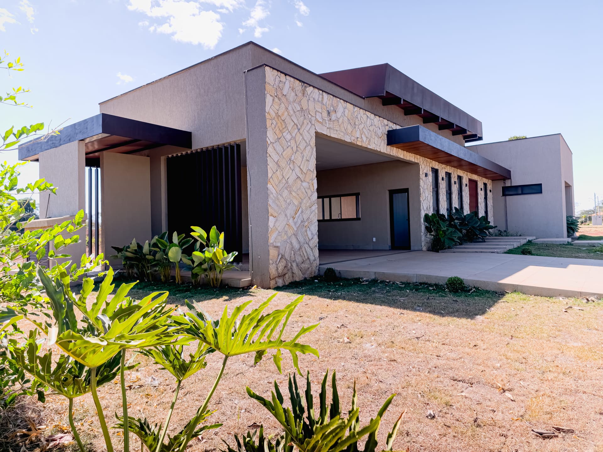CASA TÉRREA 3 SUÍTES SANTO ANTÔNIO DE GOIÁS