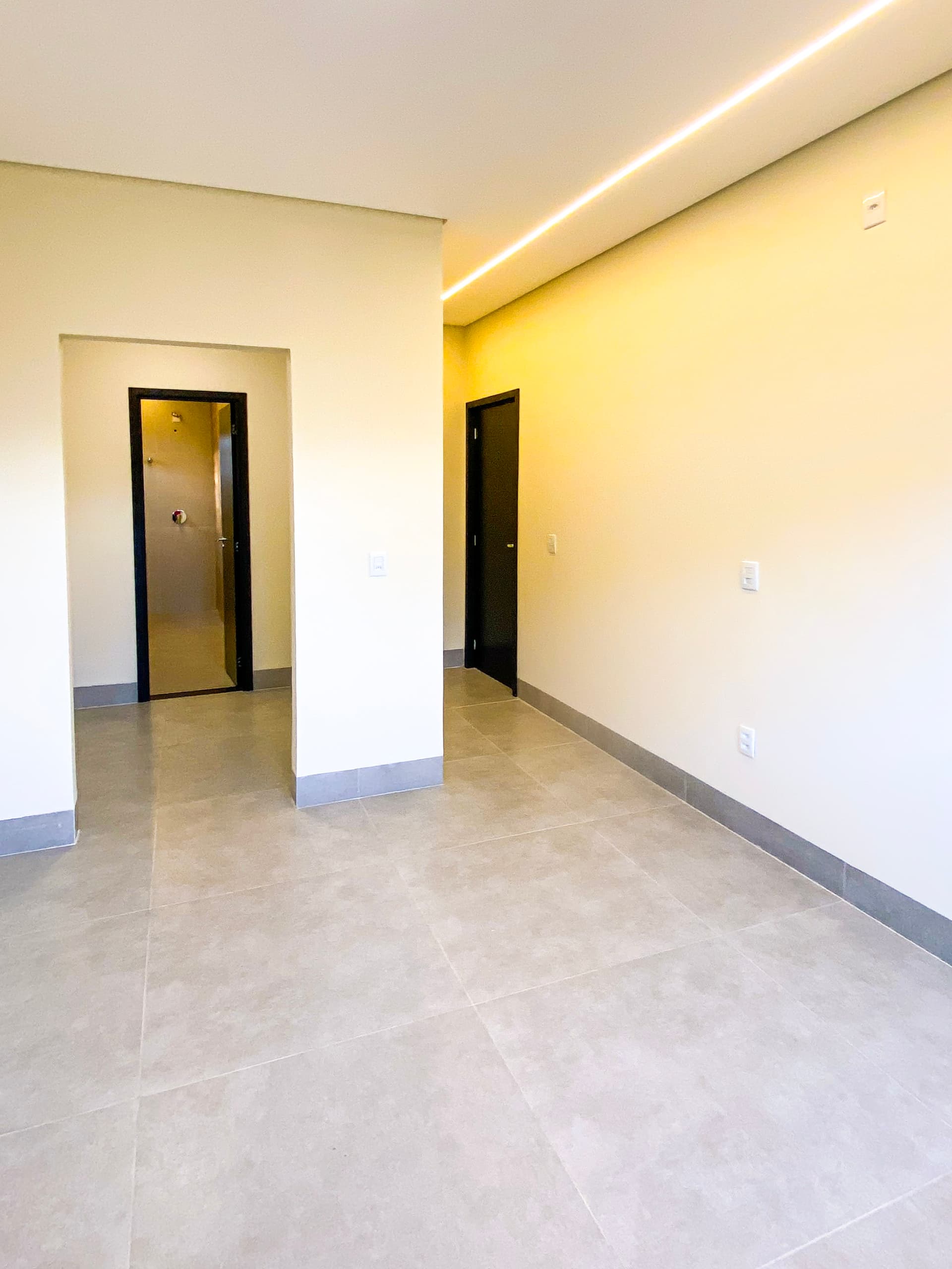 CASA 4 SUÍTES EM SENADOR CANEDO