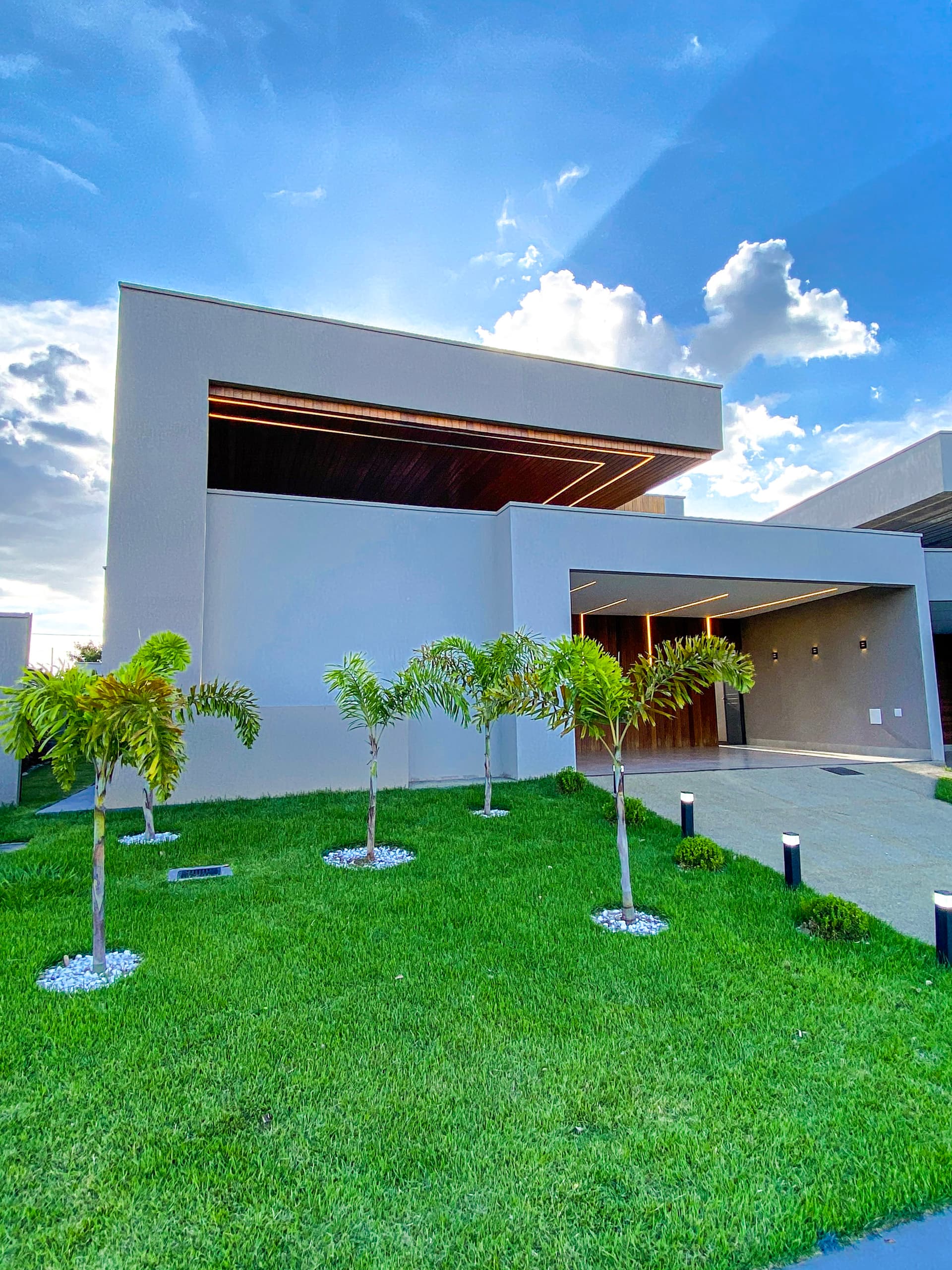 CASA 4 SUÍTES EM SENADOR CANEDO
