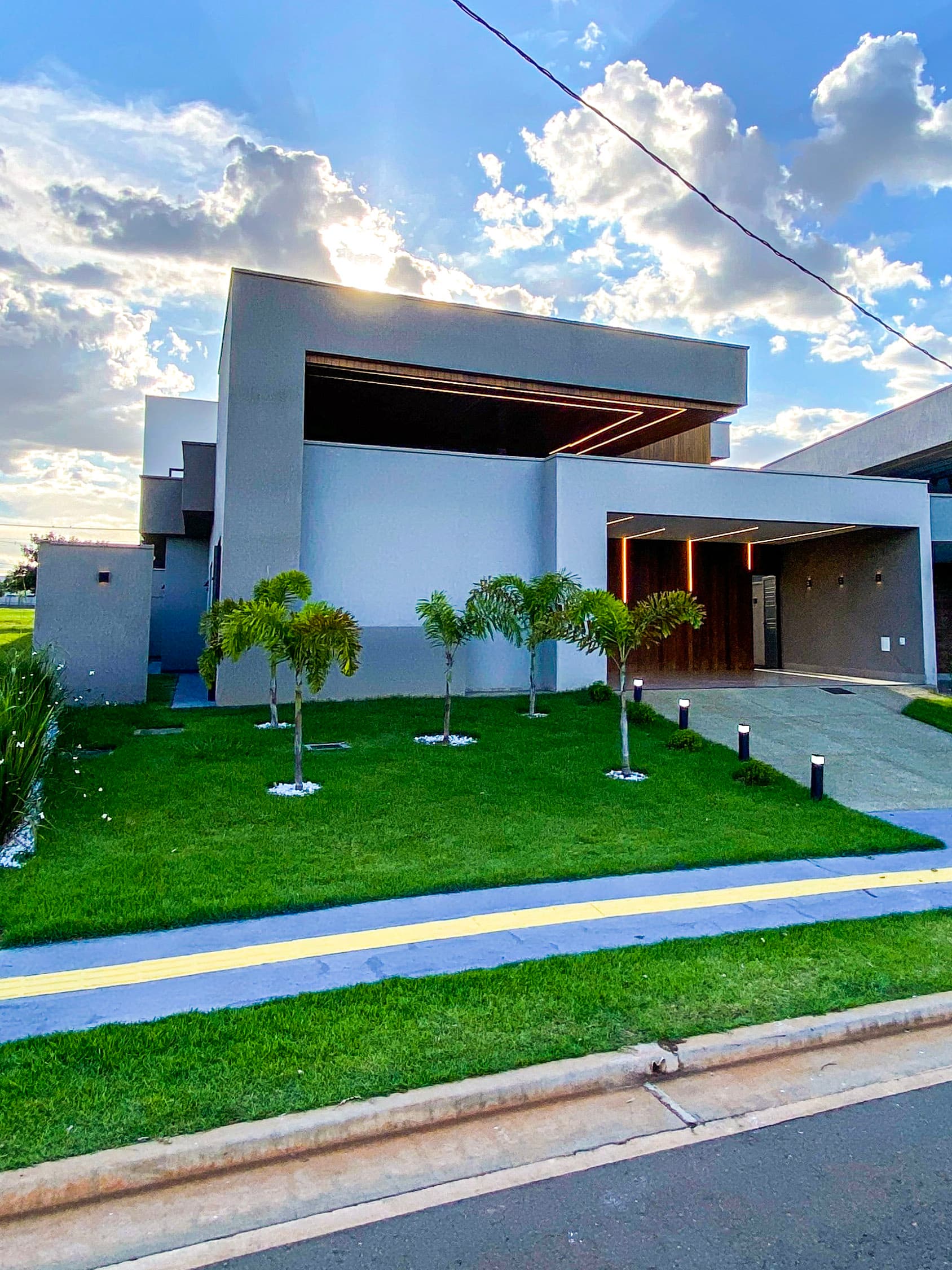 CASA 4 SUÍTES EM SENADOR CANEDO